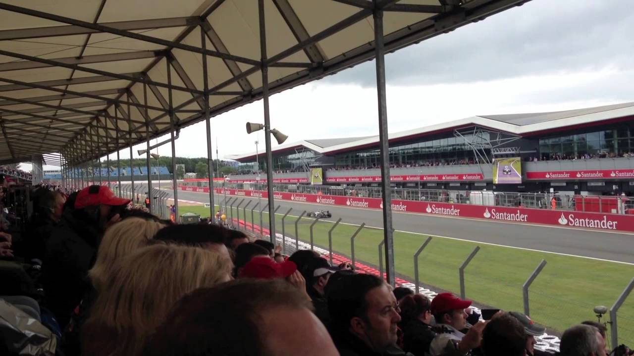 F1 Drive By at the International Pit Straight Silverstone 2013 - Incredible Noise