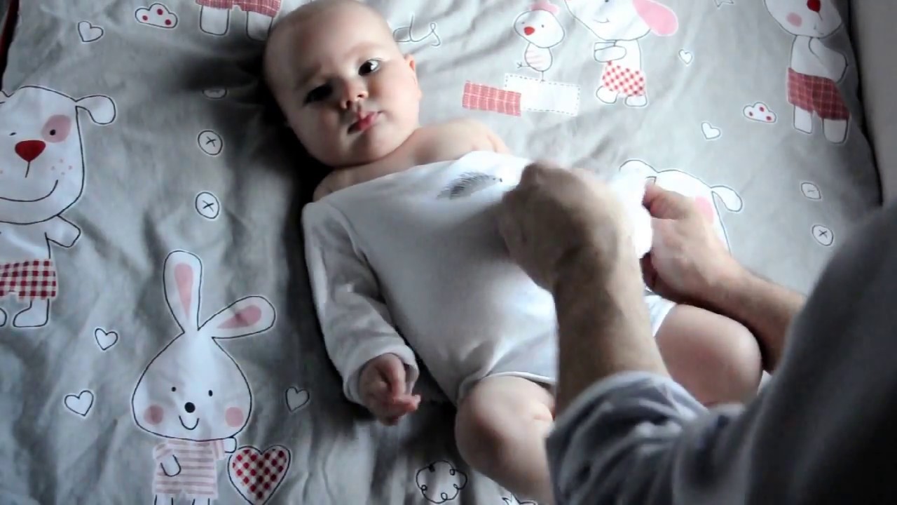 Cómo poner un body a un bebé sin llantos / How to dress a newborn baby in onesies