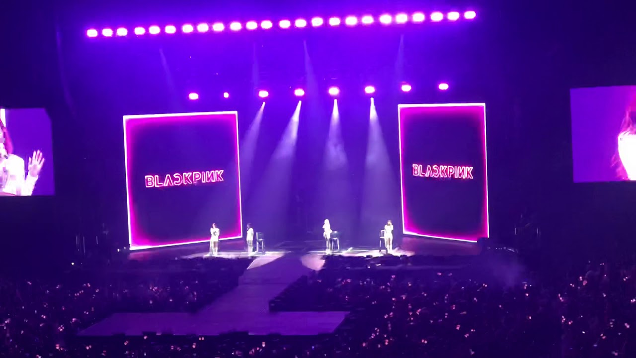 Blackpink Jisoo telling blinks to not worry and speaking English @Chicago concert