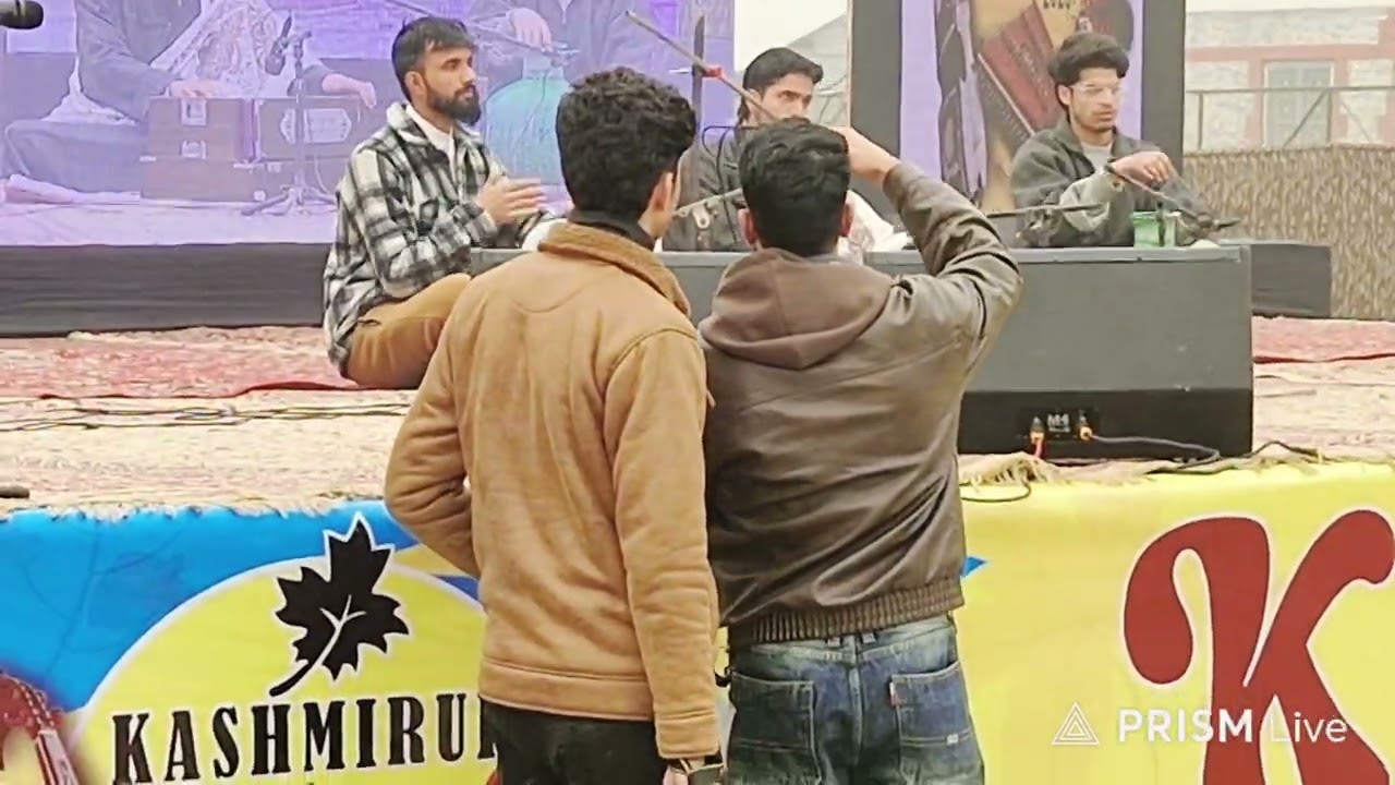 Shahid Nazir performing during 