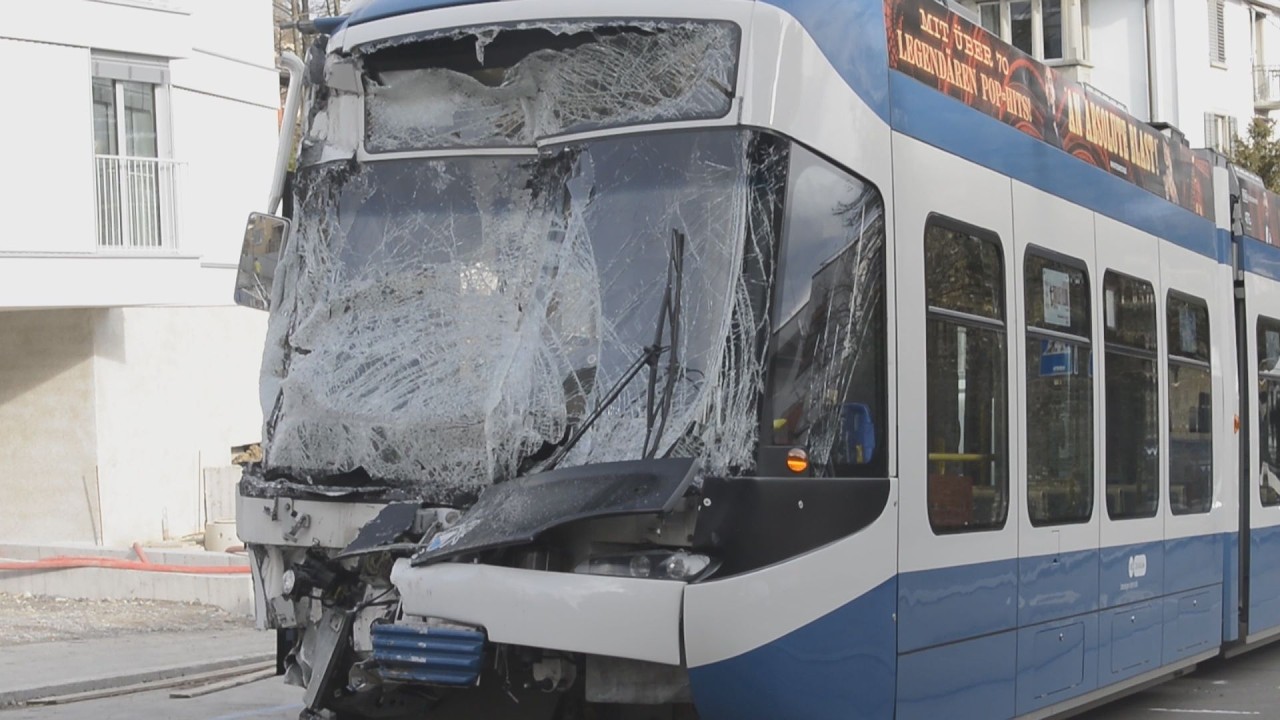 Zürich ZH: Tram kollidiert mit Lastwagen