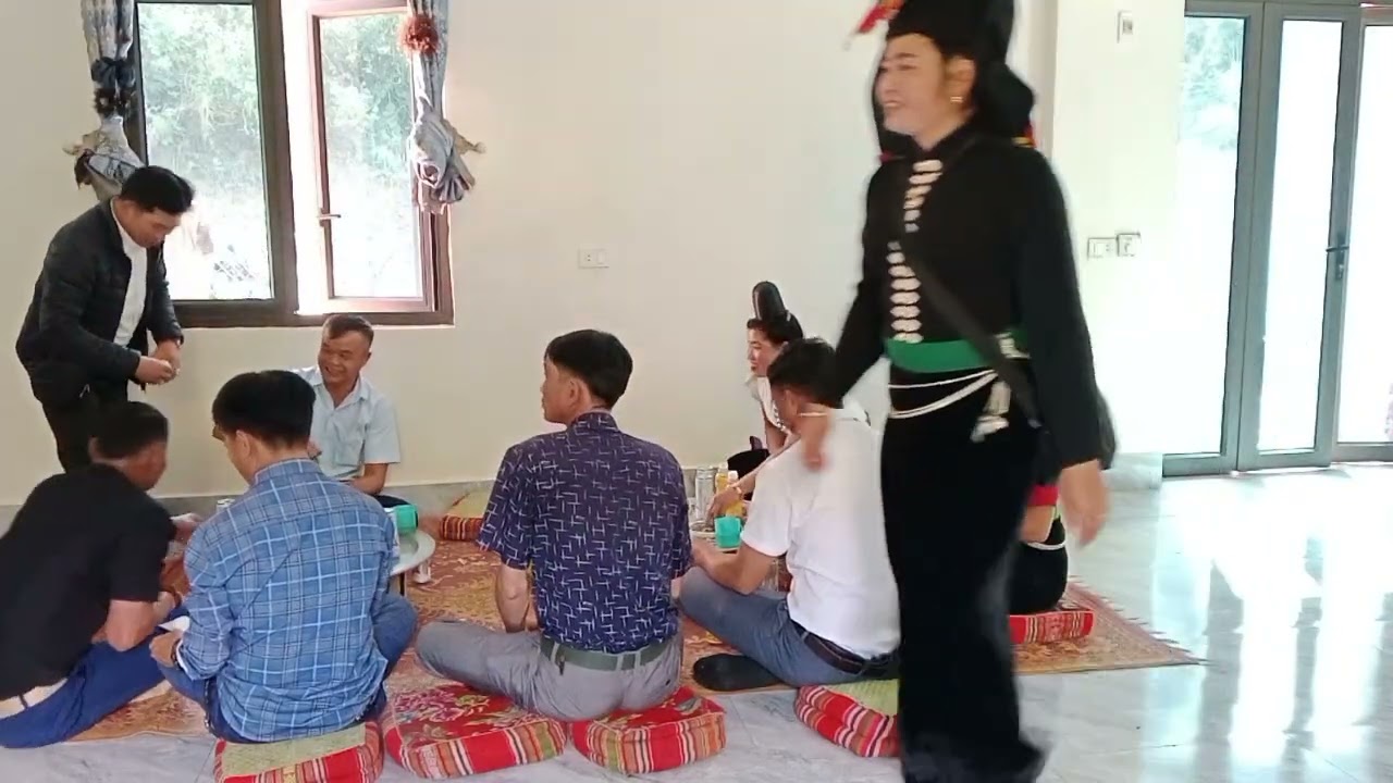Lò thiện đi thăm chị hom muôn hênh âu căn tỏn le nơ 