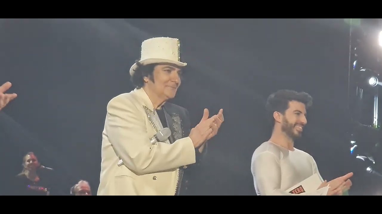 Renato Zero - i saluti finali del concerto di Mantova