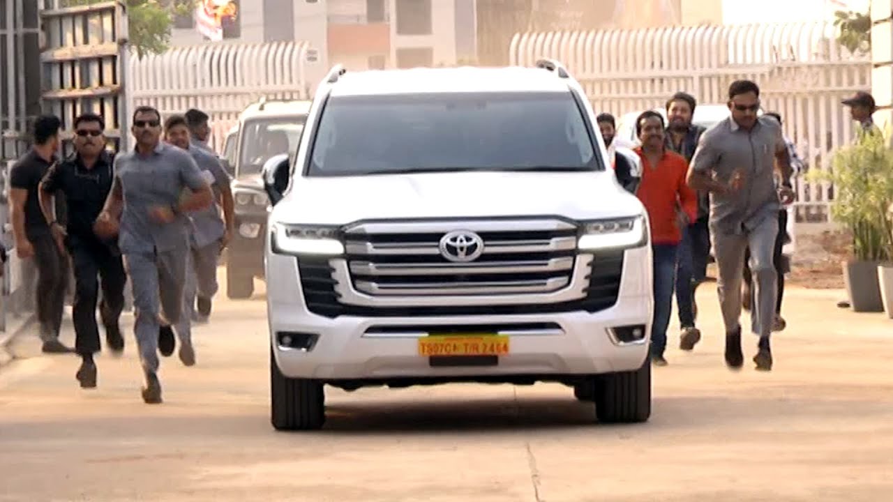 Pawan Kalyan Enter in to State Party Office Mangalagiri | Janasenani | Bezawadamedia