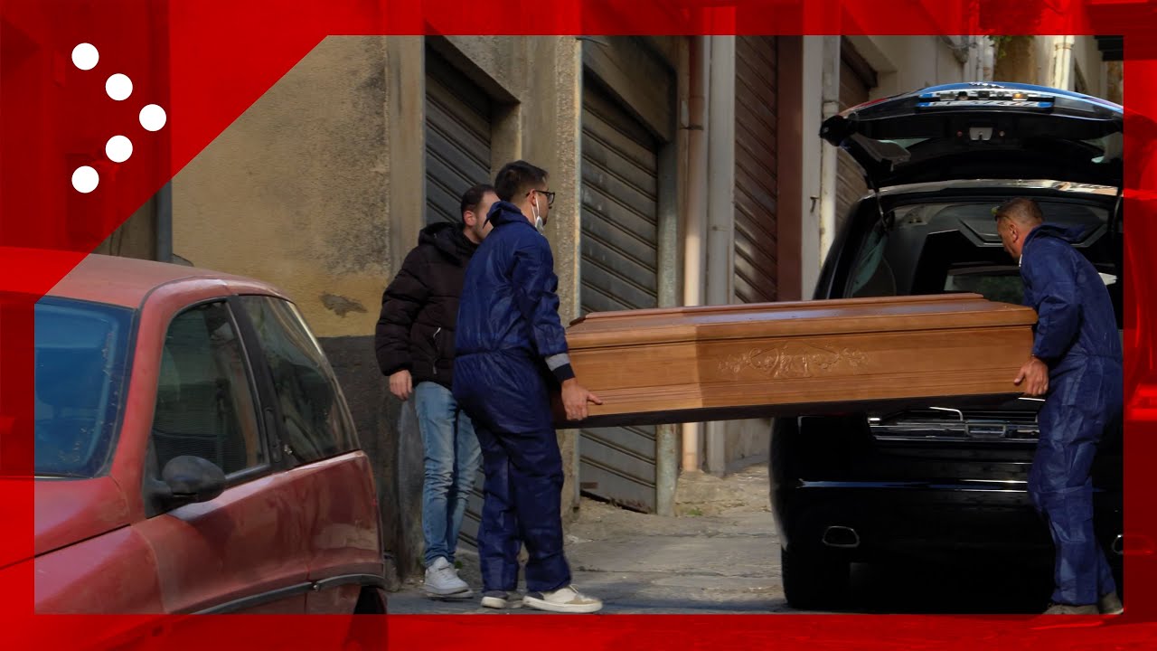 Naro (Agrigento), la bara di una delle due donne trovate morte caricata sul carro funebre