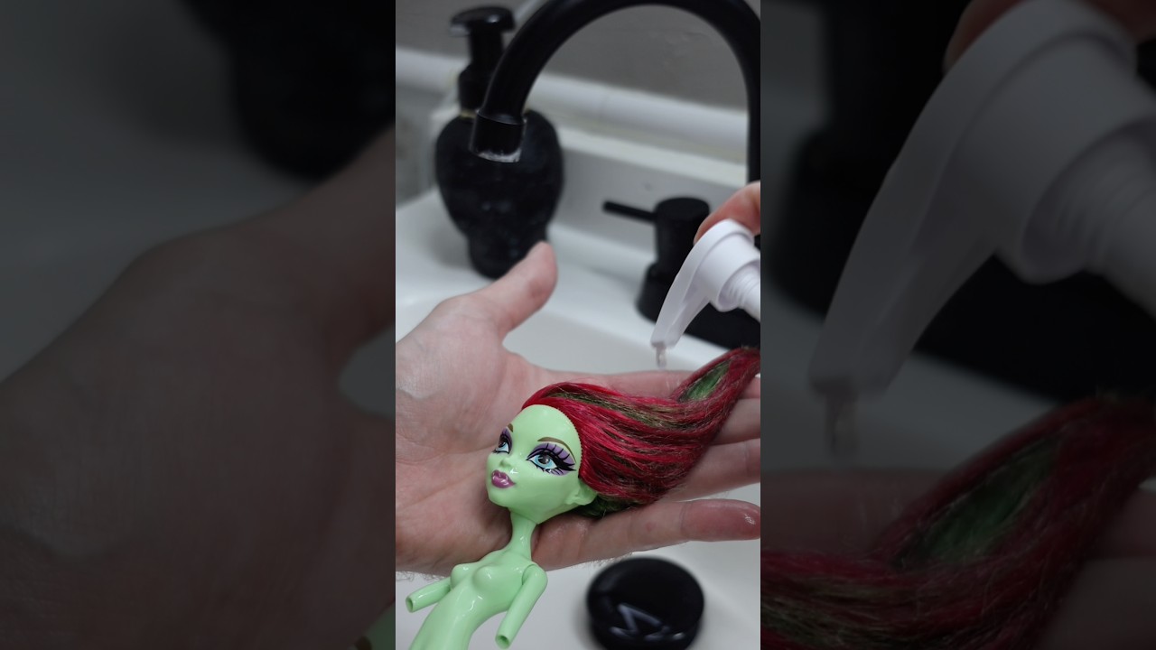 Cleaning a monster high doll ASMR #shorts