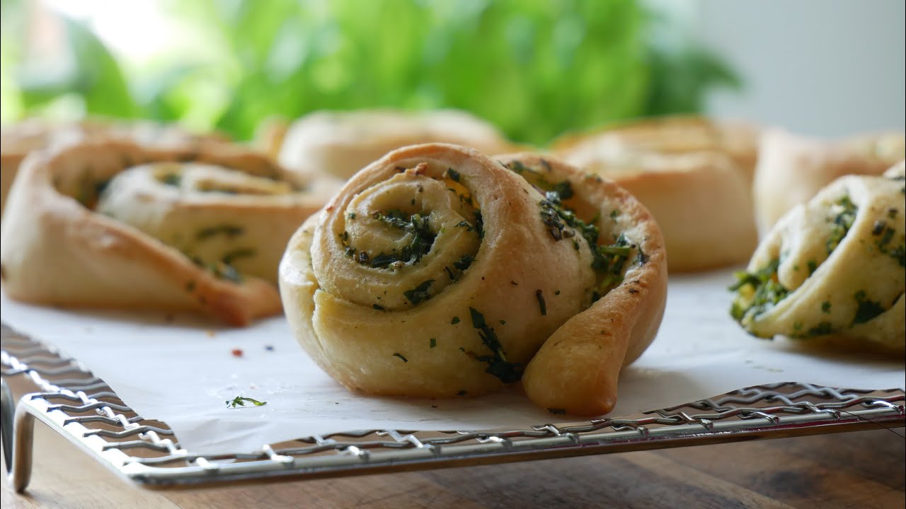 Kräuterbutter Schnecken Backen (Rezept) || Baking Herbed Butter Bread Rolls (Recipe) || [ENG SUBS]
