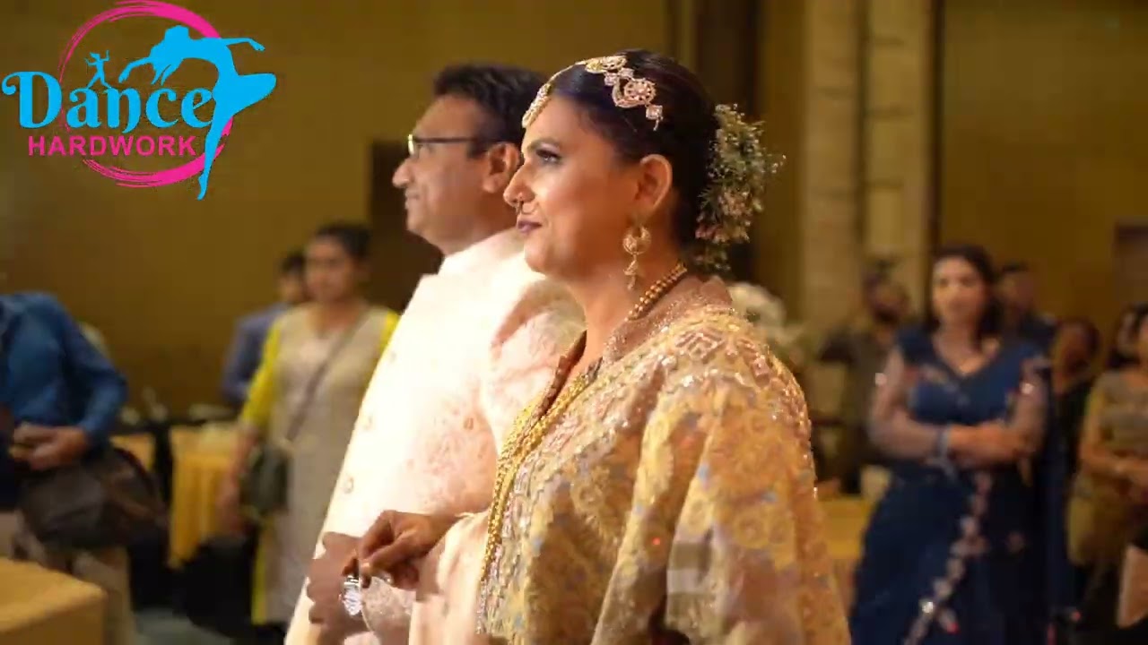 SATENDER GUPTA & DEEPTI GUPTA 25TH ANNIVERSARY FUNCTION AT LEELA AMBIENCE HOTEL,SO BEAUTIFUL ENTRY 