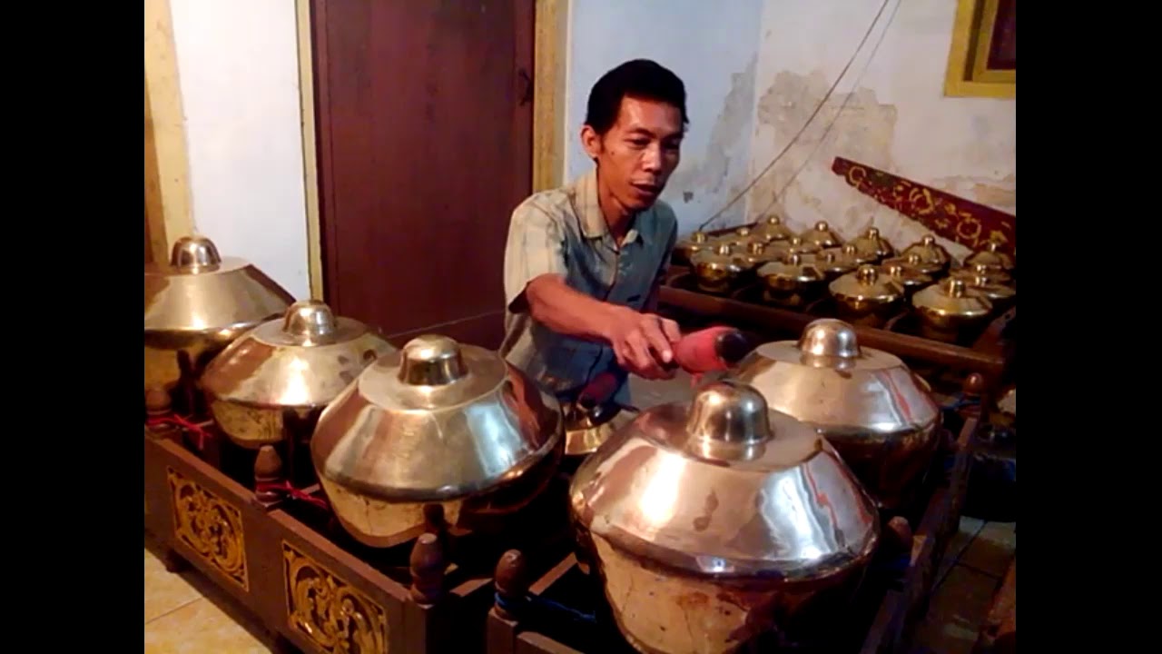 Kenong,,,salah satu intrumen gamelan,,pembeda jenis2 gending karawitan