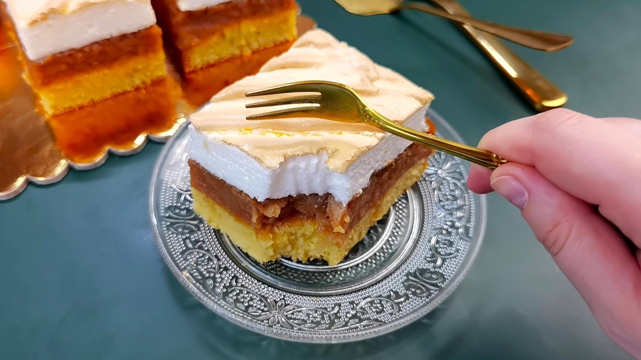 4 oua, 100 g zahar, 100 ml apa minerala, 100 g unt... Prajitura / placinta turnata cu mere si bezea!