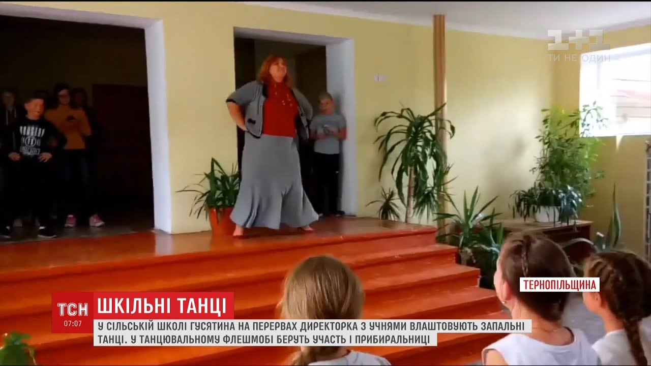 52-річна директорка школи на Тернопільщині станцювала із сотнями учнів