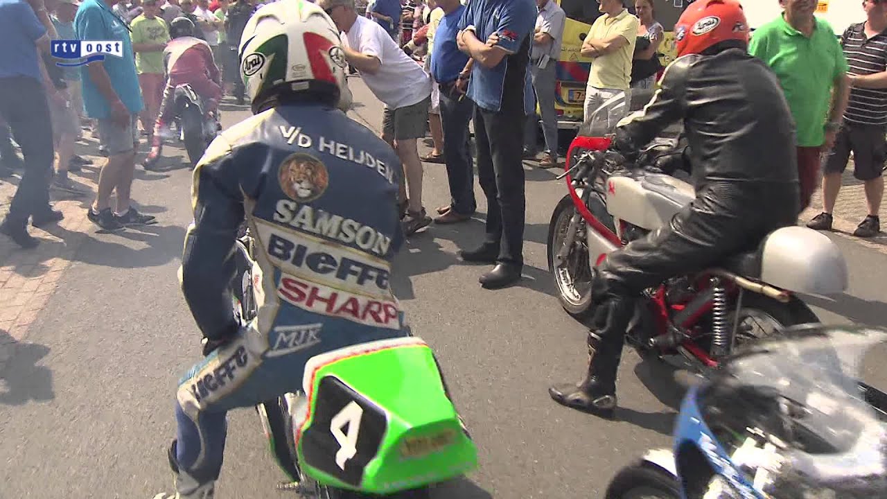 Oude motoren en coureurs door straten Tubbergen