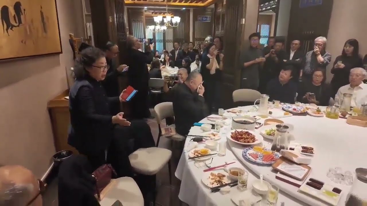 参加李克强同学遗体告别的部分校友聚会！席间齐唱一曲《送别》🎵