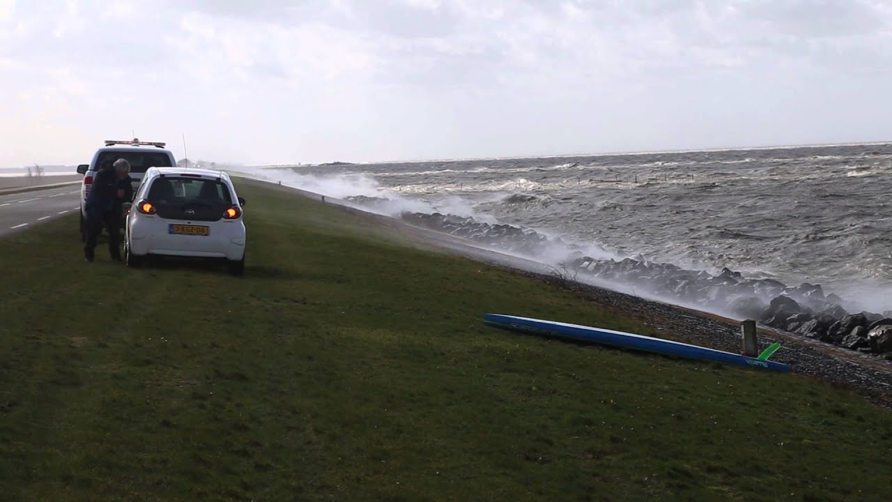 Filmen met windkracht 8 op de dijk!