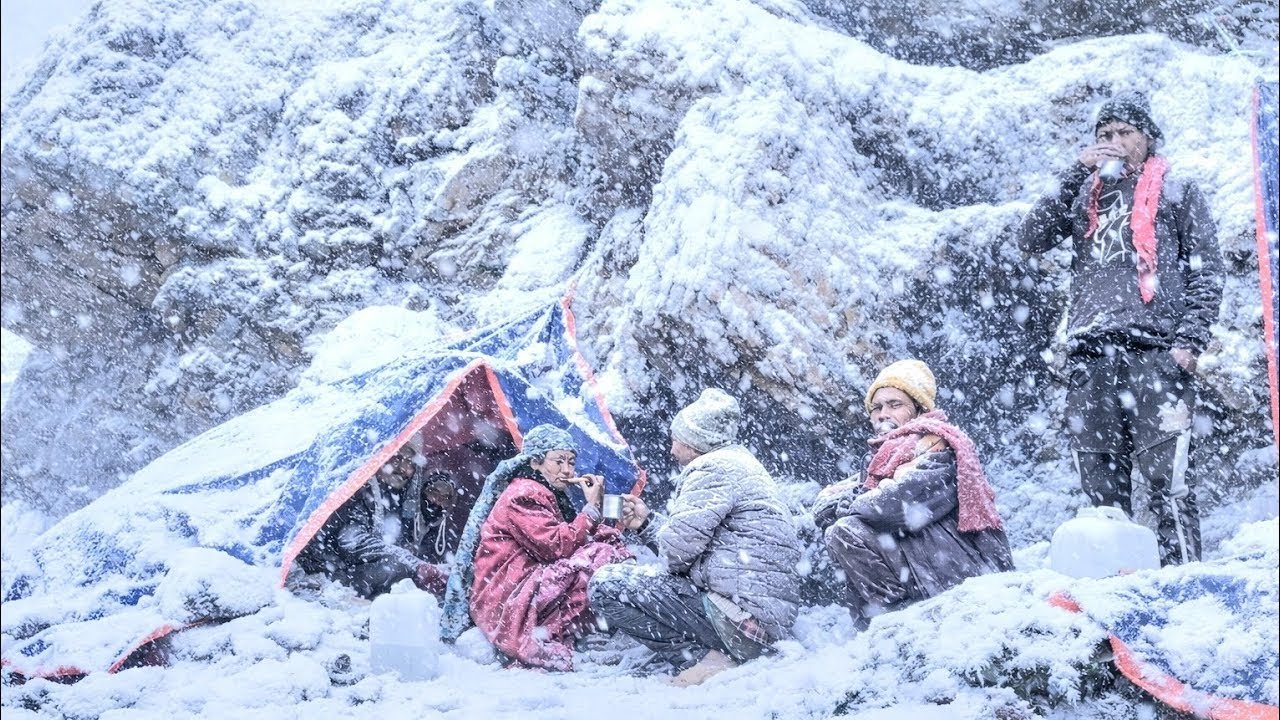 Best Life in A Himalayan Shepherd’s During The Snowfall | Most Relaxing | Village Documentary Video