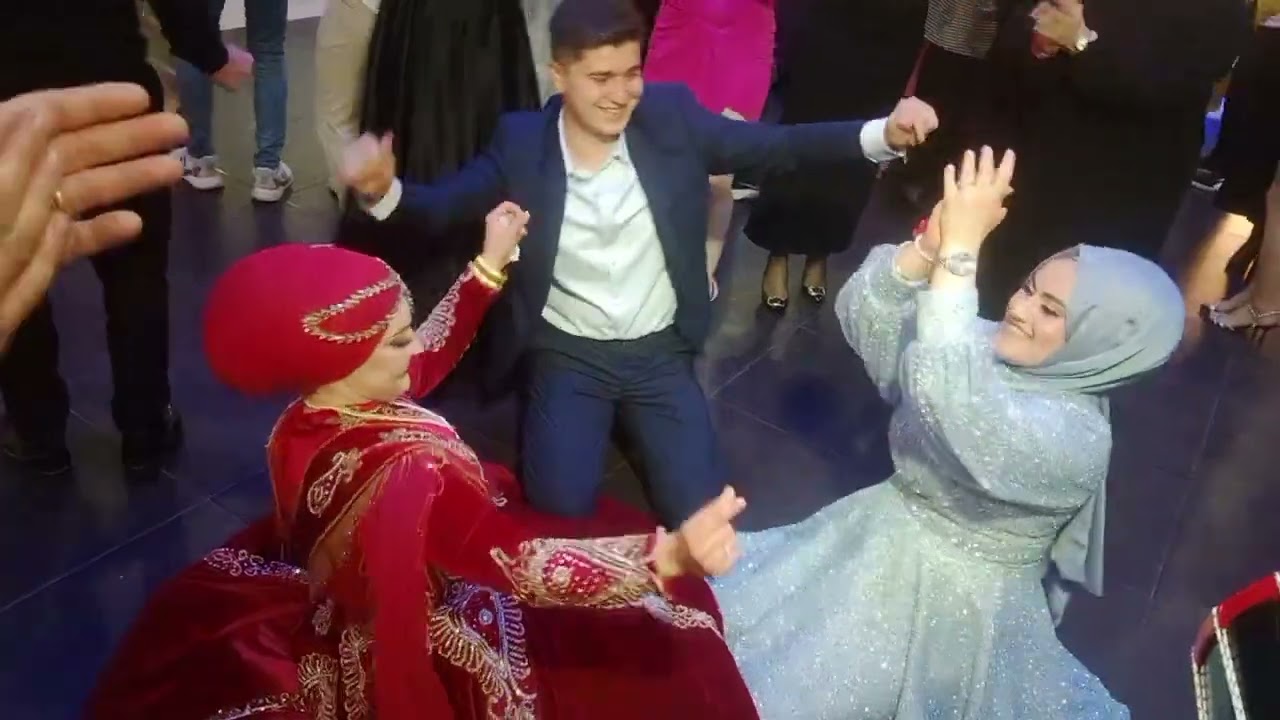 Cansu'nun kına gecesinde. Orkestra yankı rüzgarı esti. Kaptaş Oyun havaları onlar için çaldı.