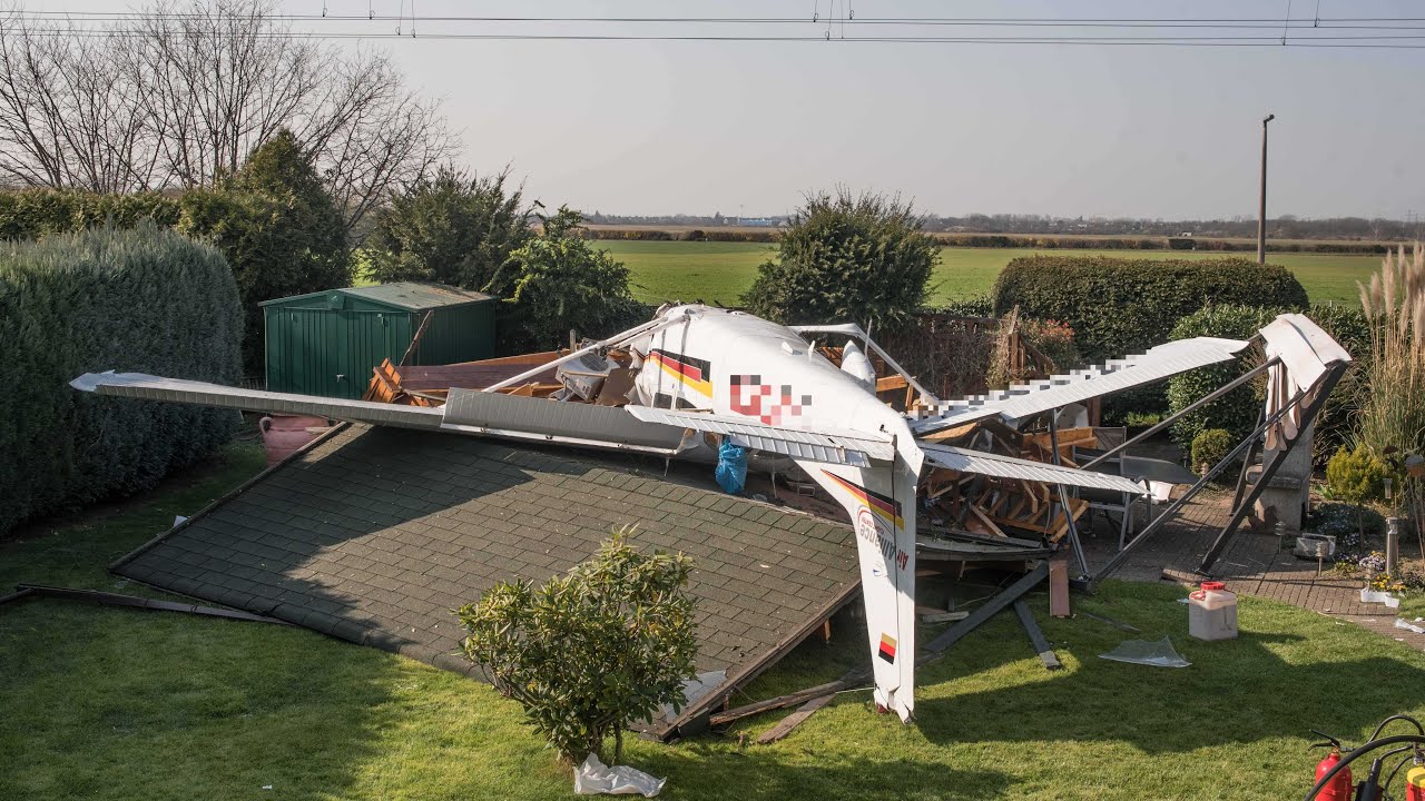 23.03.2022 - Hangelar: Flugzeug stürzt nach Start in Garten