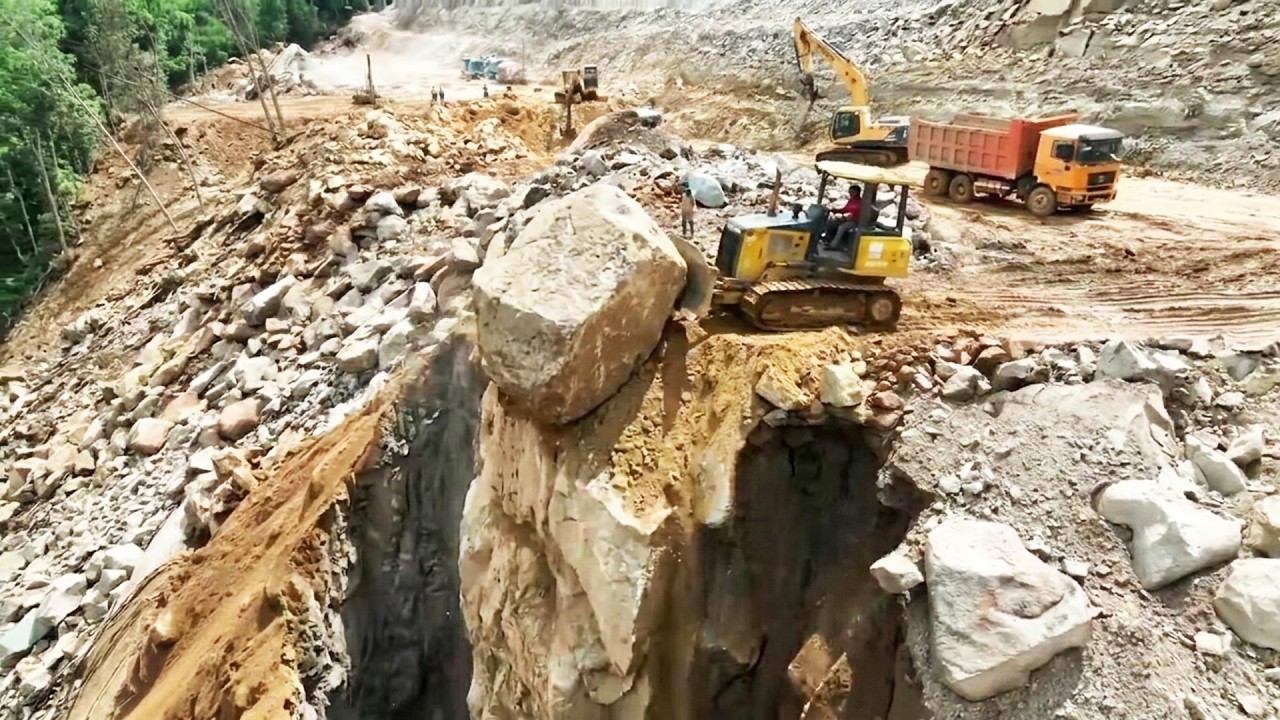 Risky High Mountain Road Building Excavator Bulldozer Dump Truck Clear 7000000 Met Cut Of Stone