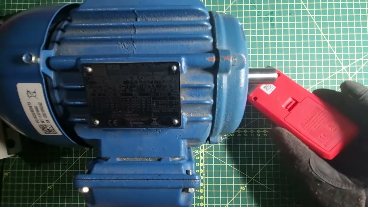 TACÔMETRO a laser medindo, na prática , incríveis 6.500 RPM do motor trifásico, com o UNI-T  UT 373