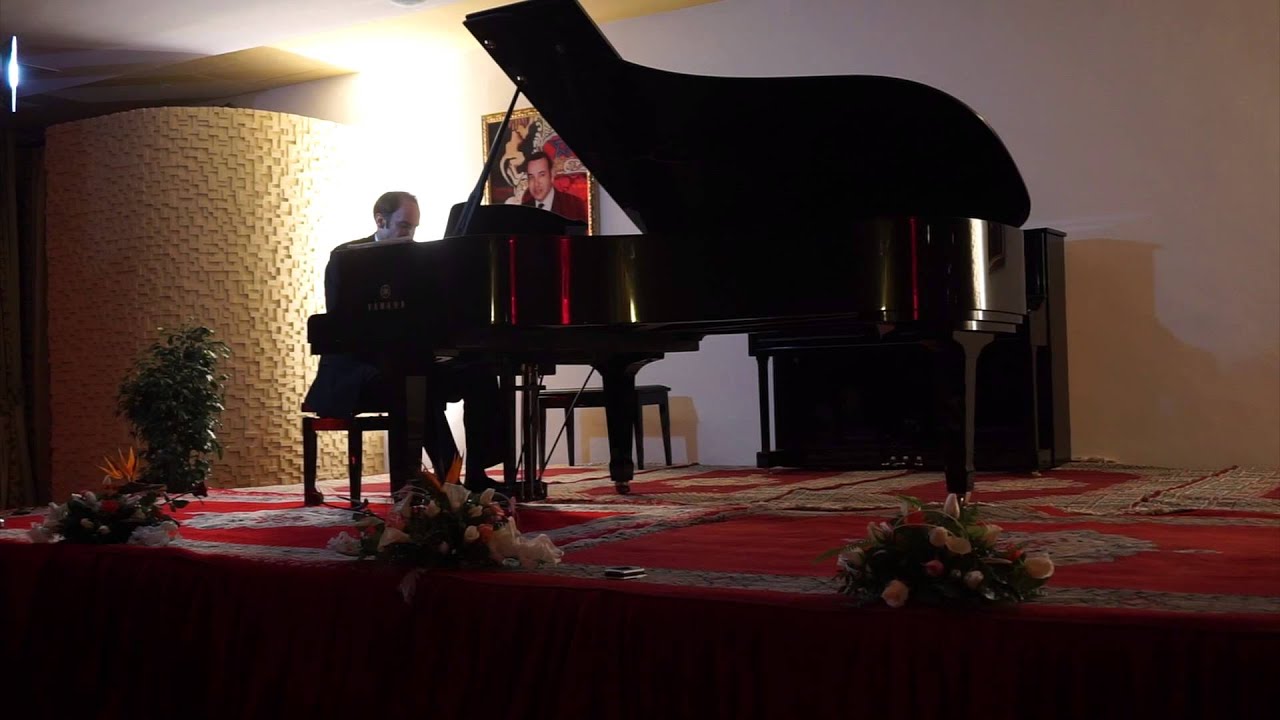 Matthias Fischer plays piano