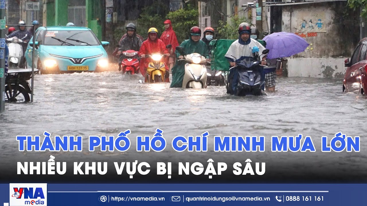 Thành phố Hồ Chí Minh bất ngờ mưa lớn kèm sấm sét vào sáng sớm, đường ngập như sông
