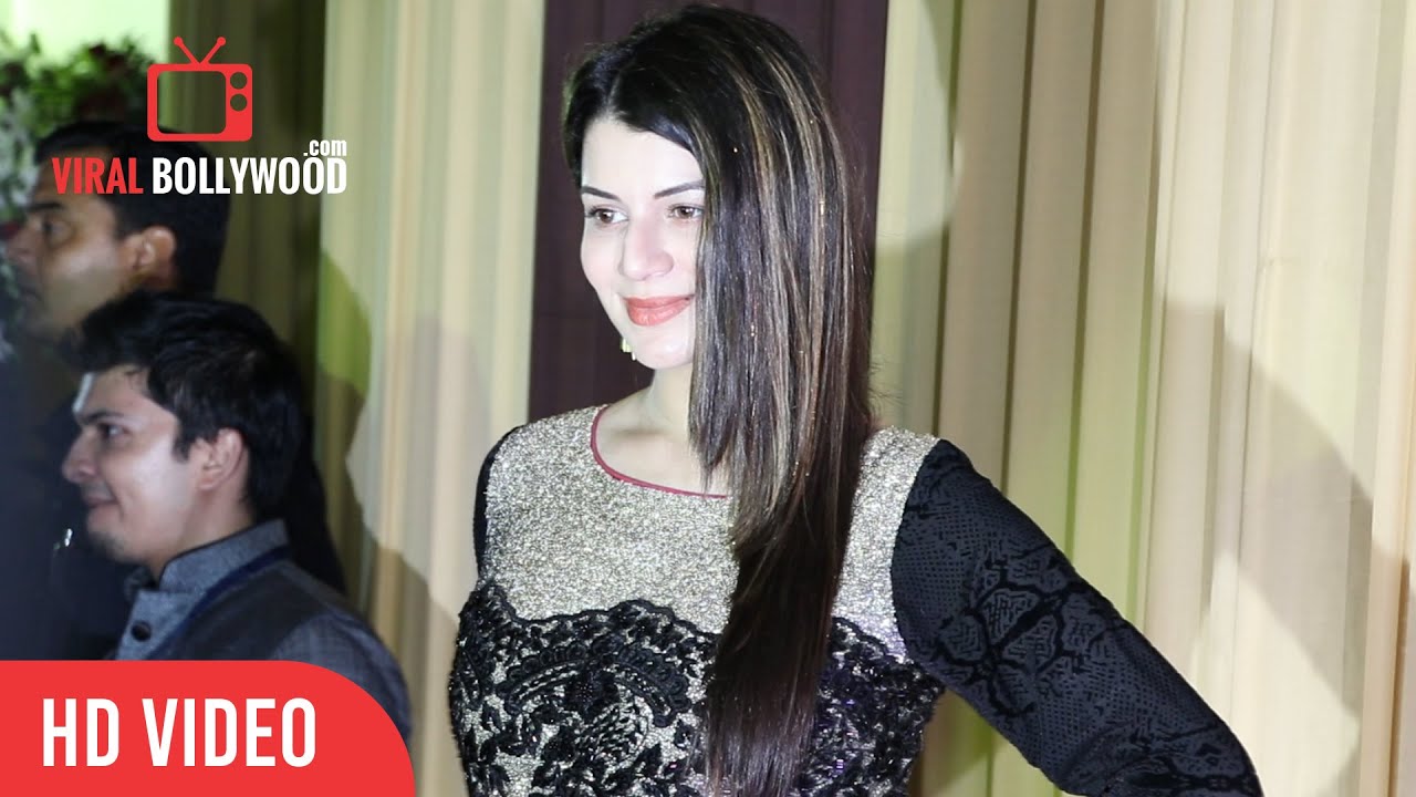 Hot Kainaat Arora At baba siddique iftar party 2016 | ViralBollywood.com