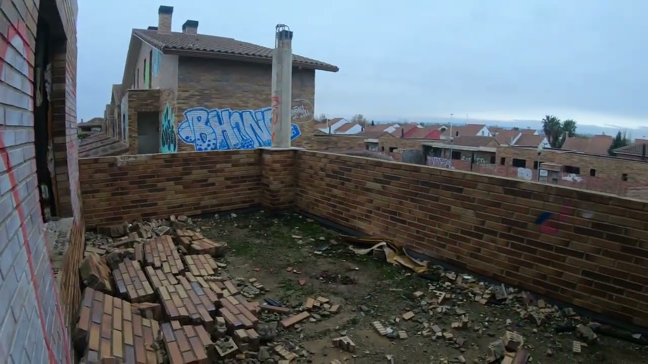 Explorando el abandono urbano: un lugar sin habitantes.
