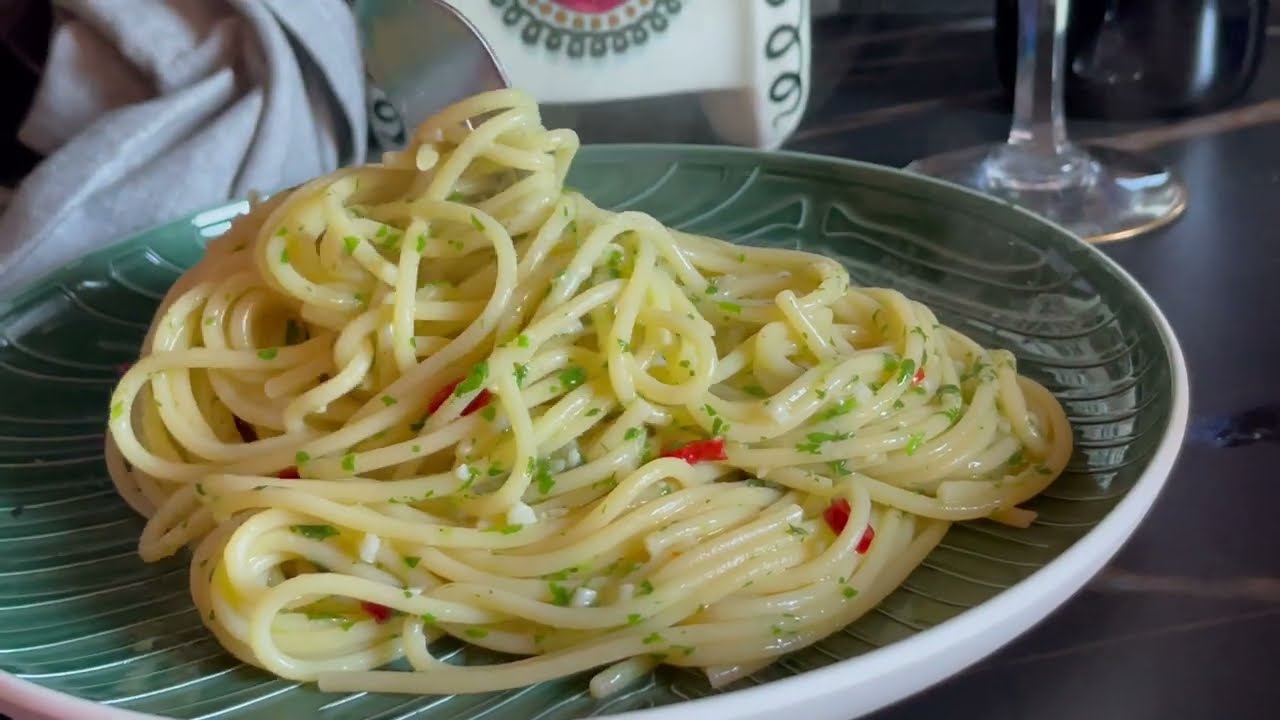 Spaghetti aglio olio e peperoncino: la ricetta definitiva 😂 - Garlic chili and oil italian pasta