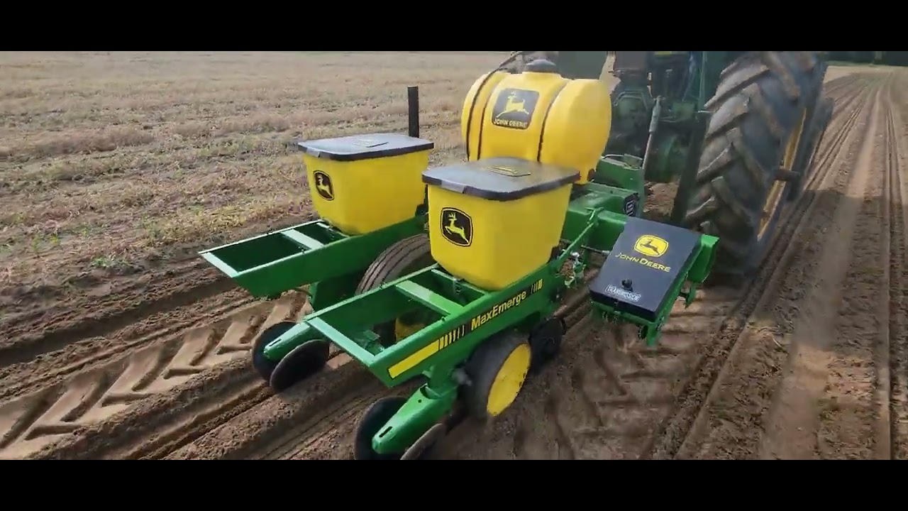 Видео о двухрядной сеялке для кукурузы John Deere 7000! 🌽