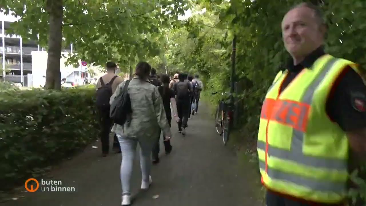 200 Personen blockieren Zug in Achim bei Bremen