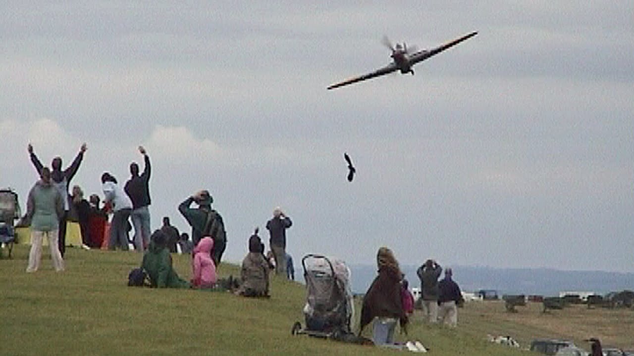 Awesome Hawker Hurricane Low Flypast 