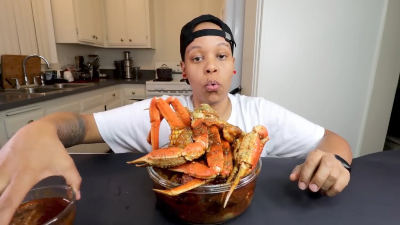 CRAB LEGS + GIANT SHRIMP SEAFOOD BOIL DRIPPING WITH SAUCE