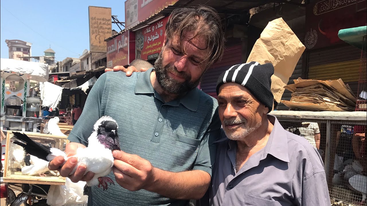 سوق الجمعه للحمام و عم سعد نزل يوزع الهدايا ويتصور مع الناس .