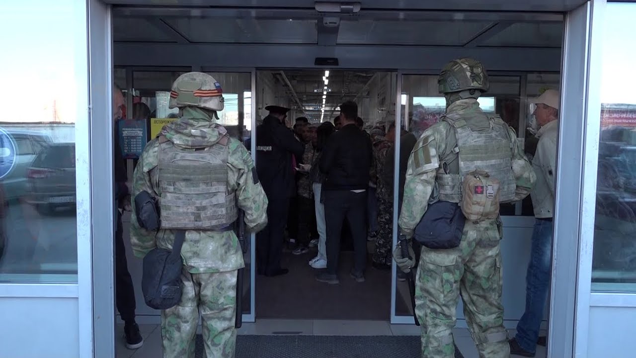 Спецназ заблокировал все выходы из торгового комплекса «Восток» в Новосибирске /