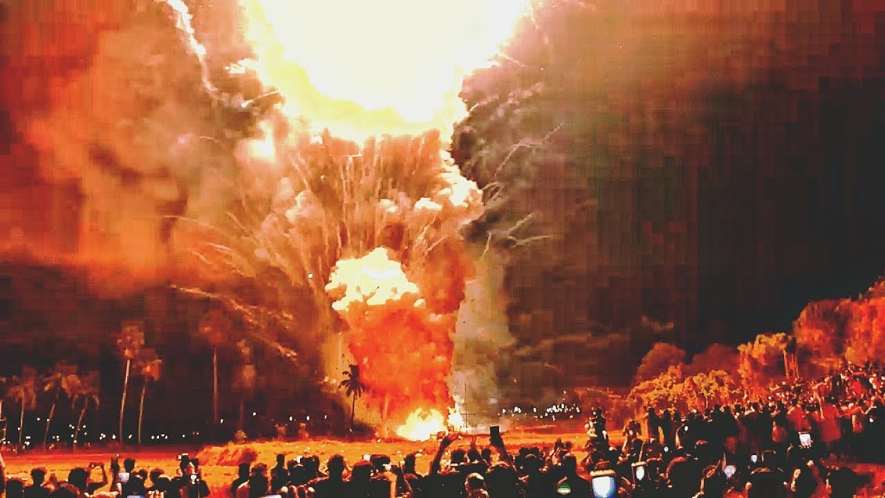 ഇതാണ് മക്കളെ വെടിക്കെട്ട്🥵 Nenmara Vela Vedikettu 2025 | Asia's Biggest Fireworks