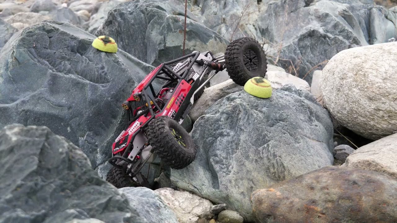Axial capra 4ws crawl.