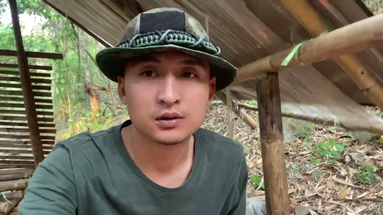 ￼ กระต๊อบริมลำธารตอนนี้แห้งแล้งมากแถมมีไฟป่า ￼สัตว์ป่าลงมาหาน้ำกินใกล้ที่พัก ต้องระวังอย่างมาก