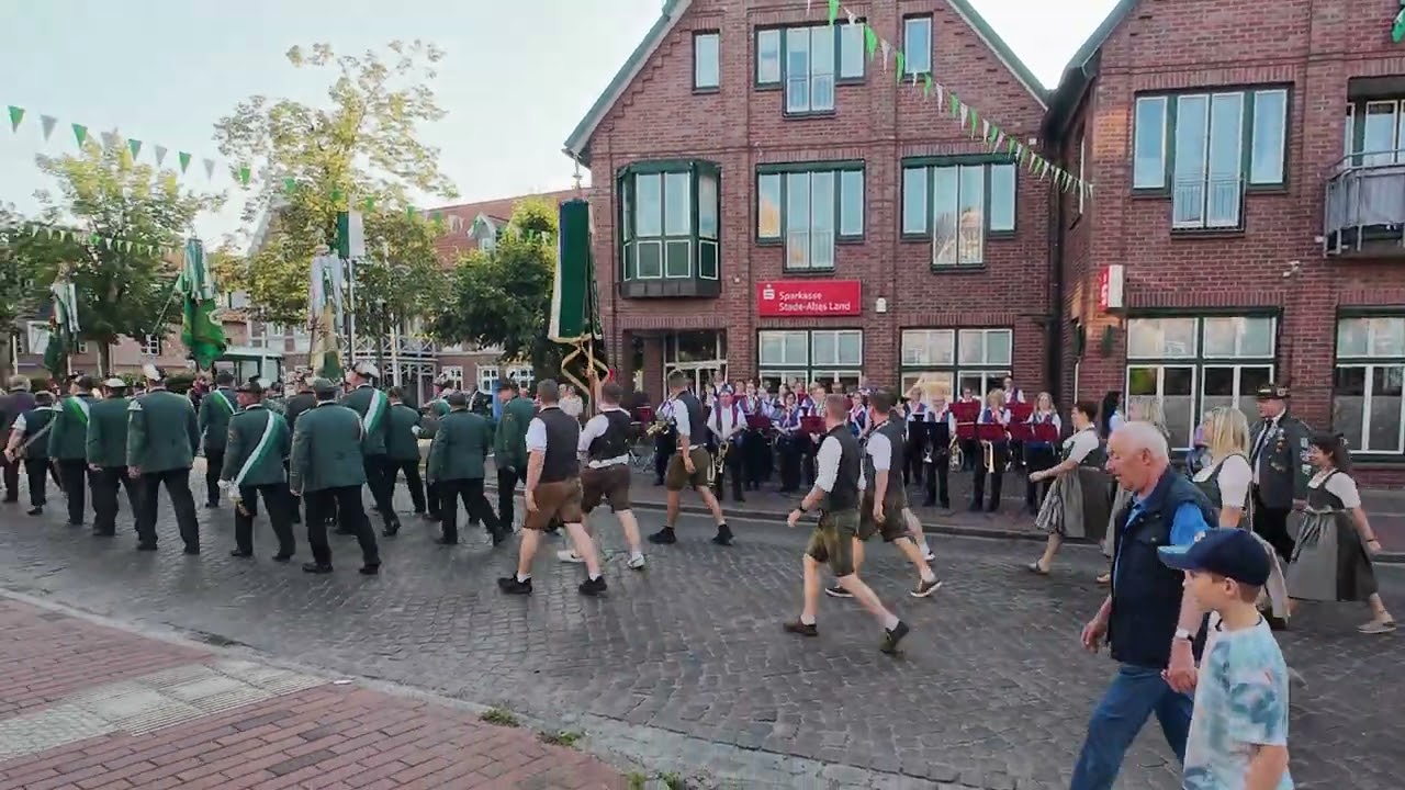Jubiläum in Steinkirchen: 100 Jahre Schützengilde Steinkirchen + 90. Schützenfest - hier: Festumzug