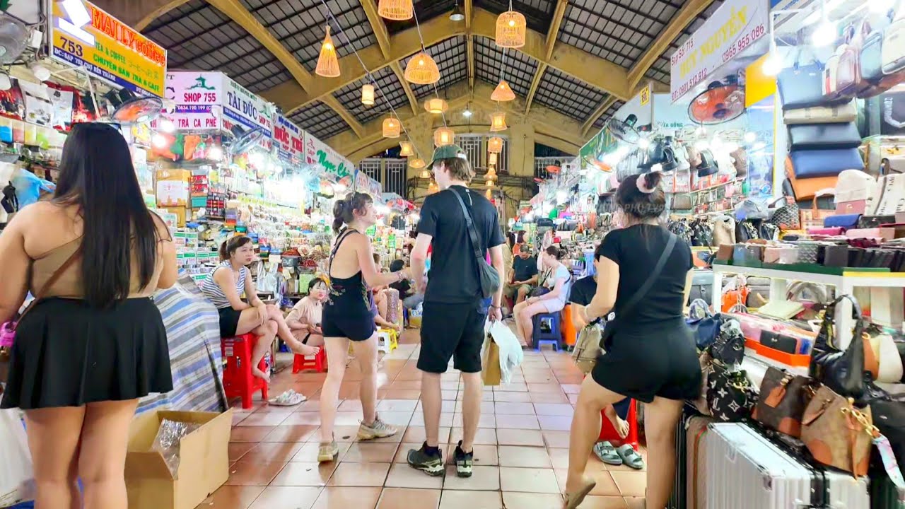 BẤT NGỜ CHỢ BẾN THÀNH ĐẦU NĂM MỚI , TÌNH HÌNH BUÔN BÁN QUANH CHỢ BẾN THÀNH KHÁC LẠ NHƯ THẾ NÀY?
