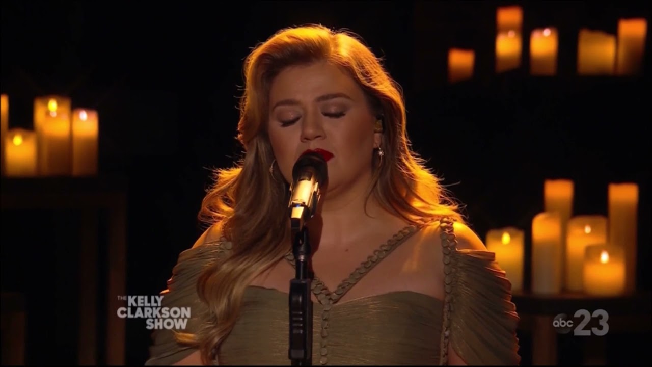 Kelly Clarkson Sings 