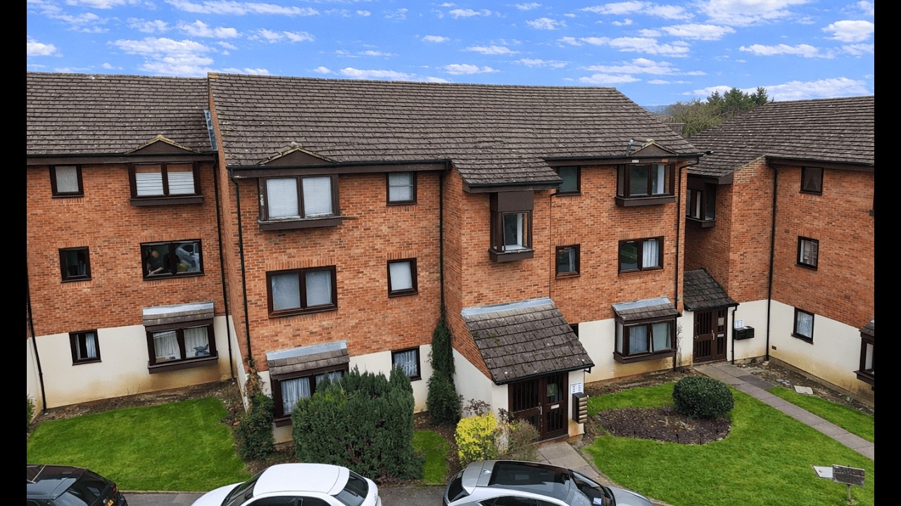 2 Bed Flat for Sale in Hendon | Chain Free | Garage & Parking | Wheatley Close NW4 Property