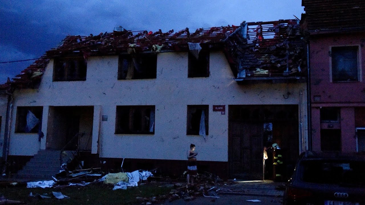 Spuren der Verw&uuml;stung in Tschechien: Tote und Verletzte nach Tornado