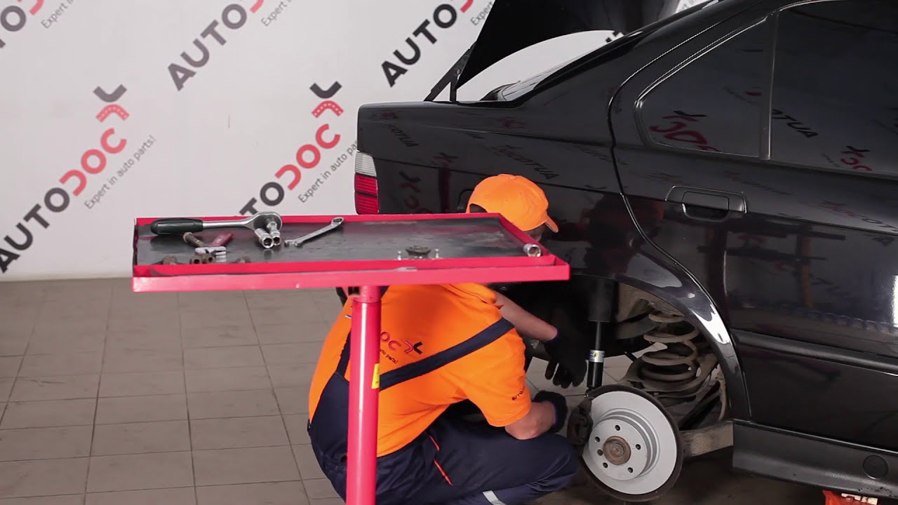 Comment remplacer des coupelle d'amortisseur arrière sur une BMW 3 E36 TUTORIEL | AUTODOC