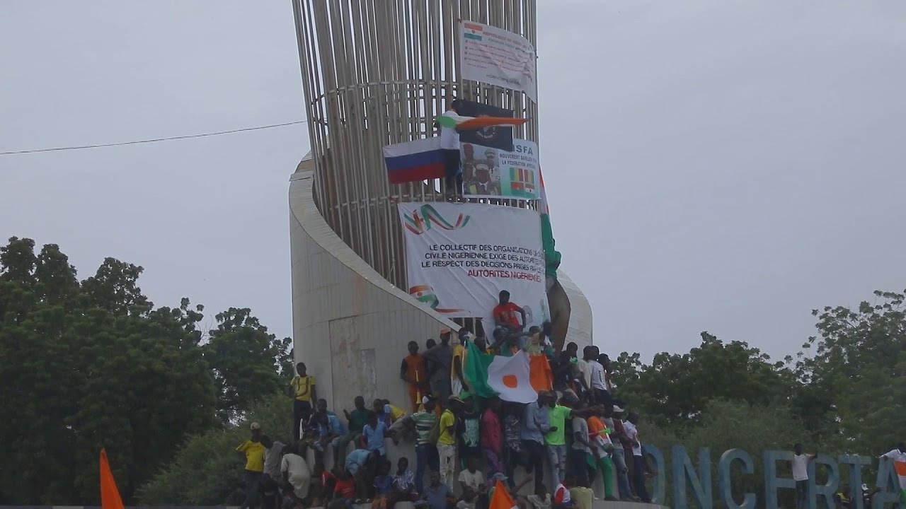 Thousands demonstrate in support of Niger coup