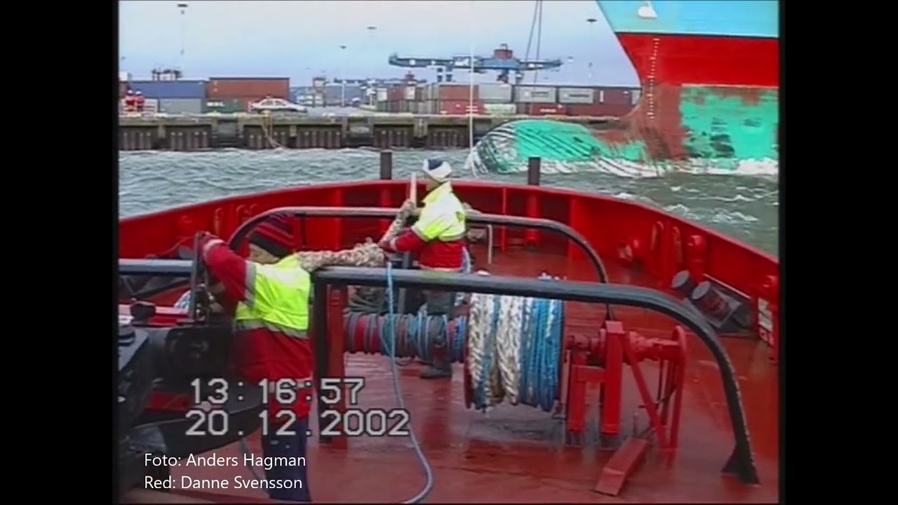 Röda Bolaget-Svitzers Per drar i Svendborg Maersk