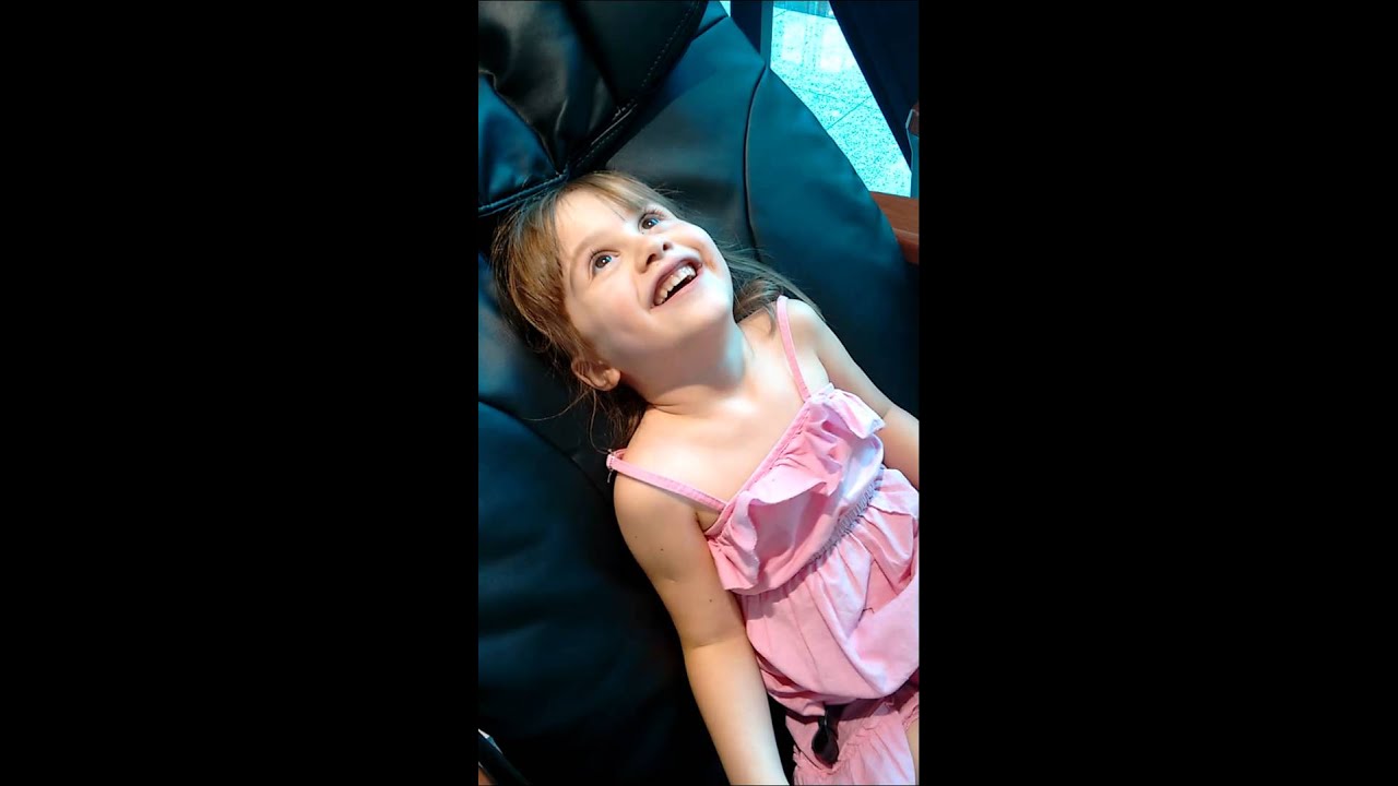 Liz na cadeira de massagem