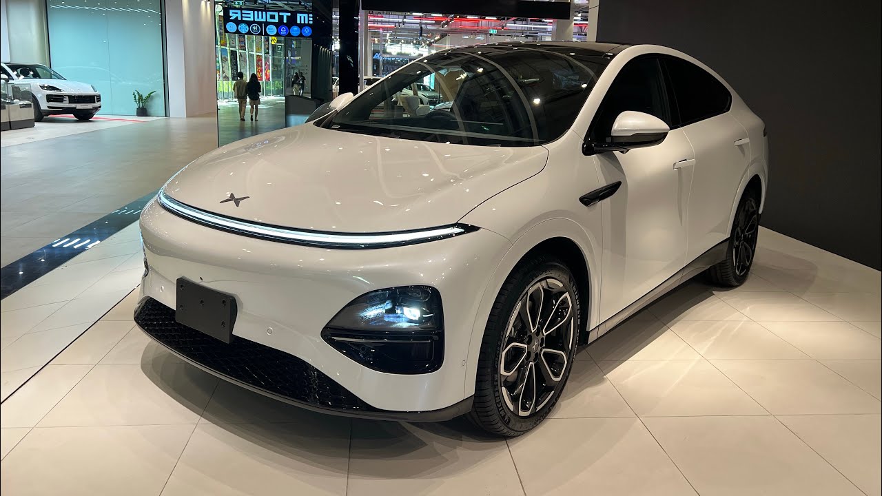 Экскурсия по автомобилям Xpeng G6 и Xpeng X9 в автосалоне Auto Galleria Emsphere EM DISTRICT, Бан...