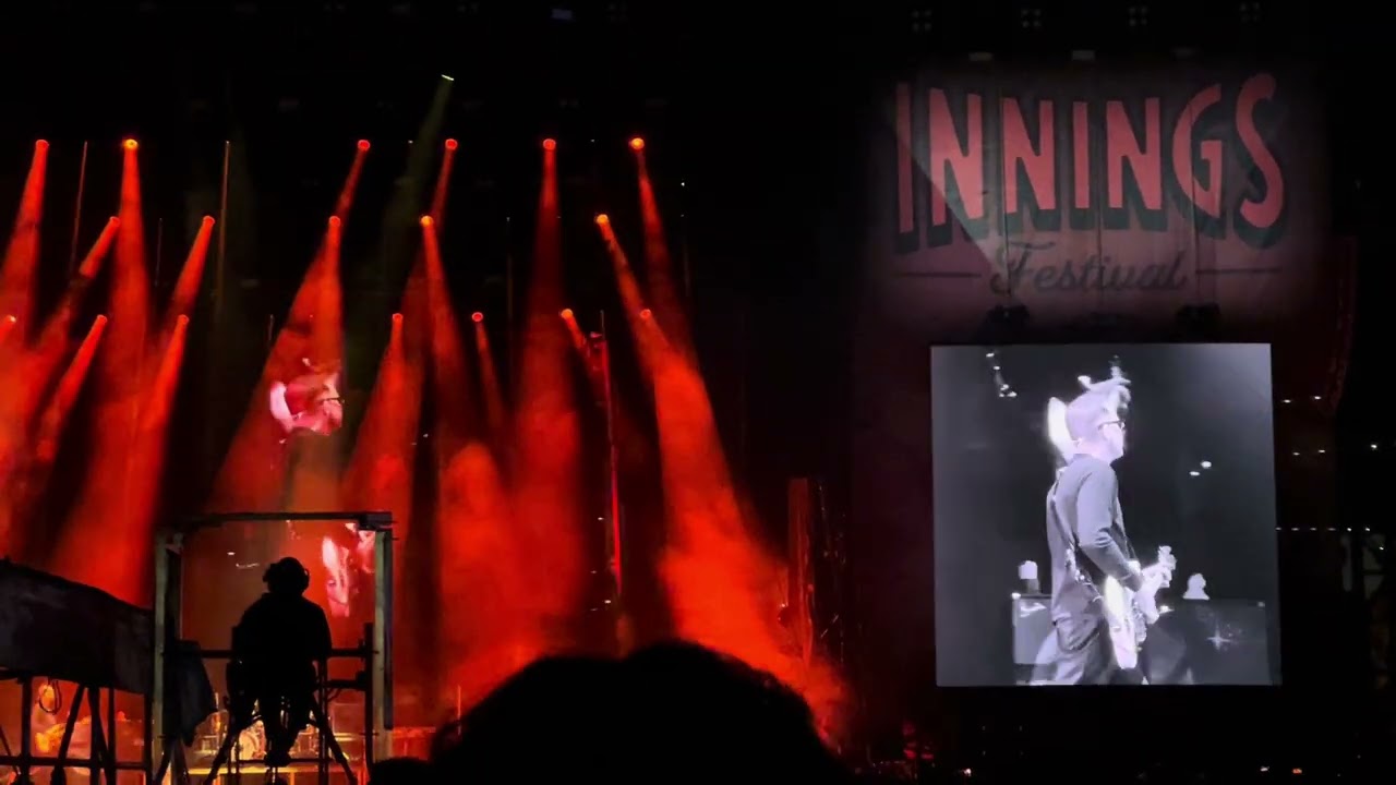 Blink 182 - Bored to death , live temple AZ