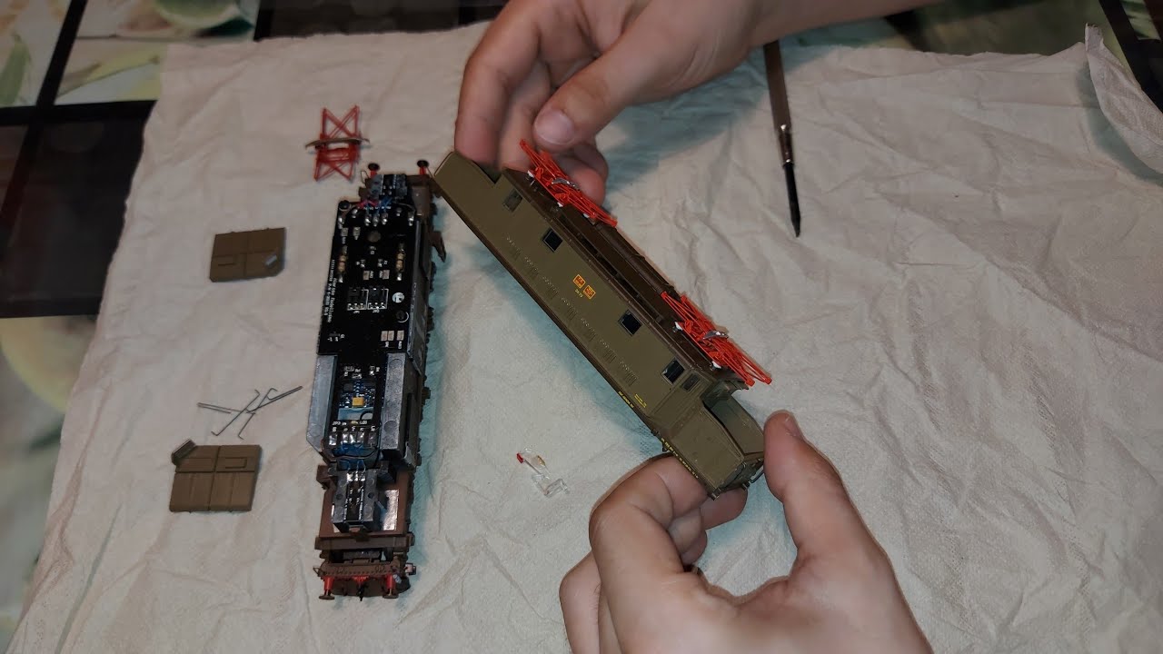 Tutorial Sostituzione pantografi (di serie)su E626 Roco Gieffegi con altri Artigianali