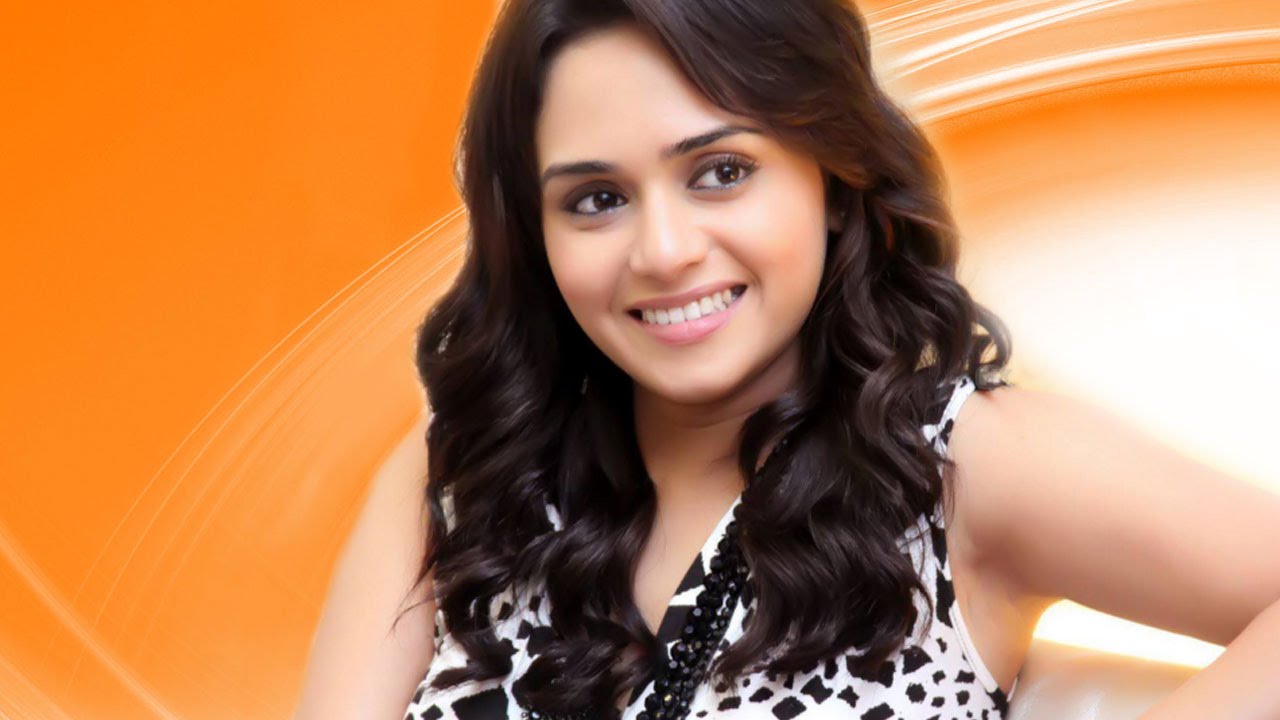 Amruta Khanvilkar - Biography